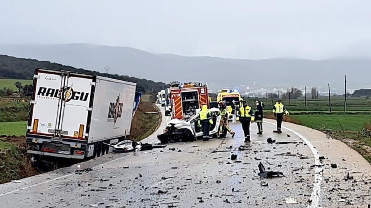 El coche y el camión instantes después del accidente en Soria