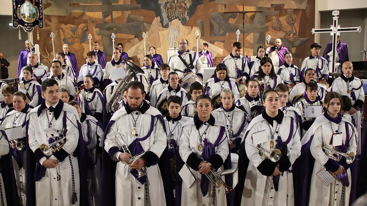 Los máximos responsables de la entidad optaron por desarrollar un acto de despedida de la Semana Santa en el interior de la iglesia Jesús Divino Obrero de León.