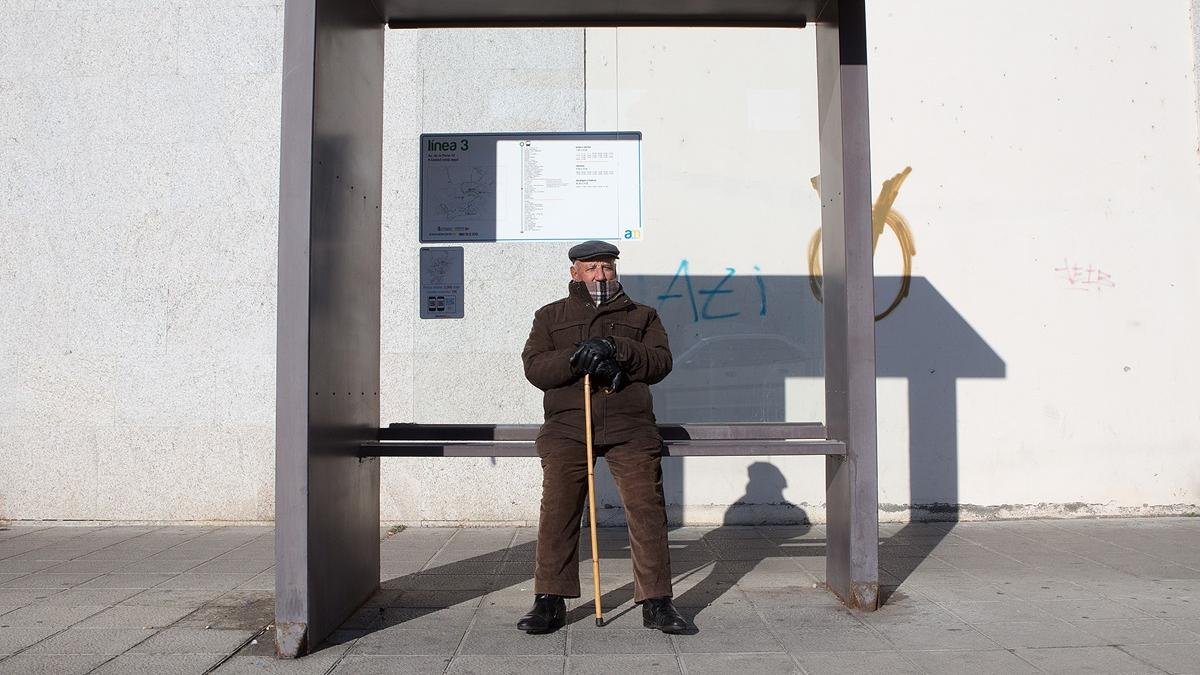 Una persona mayor busca una brigada para refugiarse del frío en Zamora