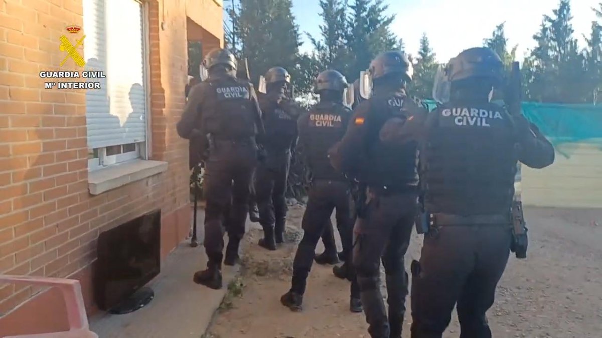 Agentes de la Policía en la detención de una acusada de tentativa de homicidio en Valladolid en 2023