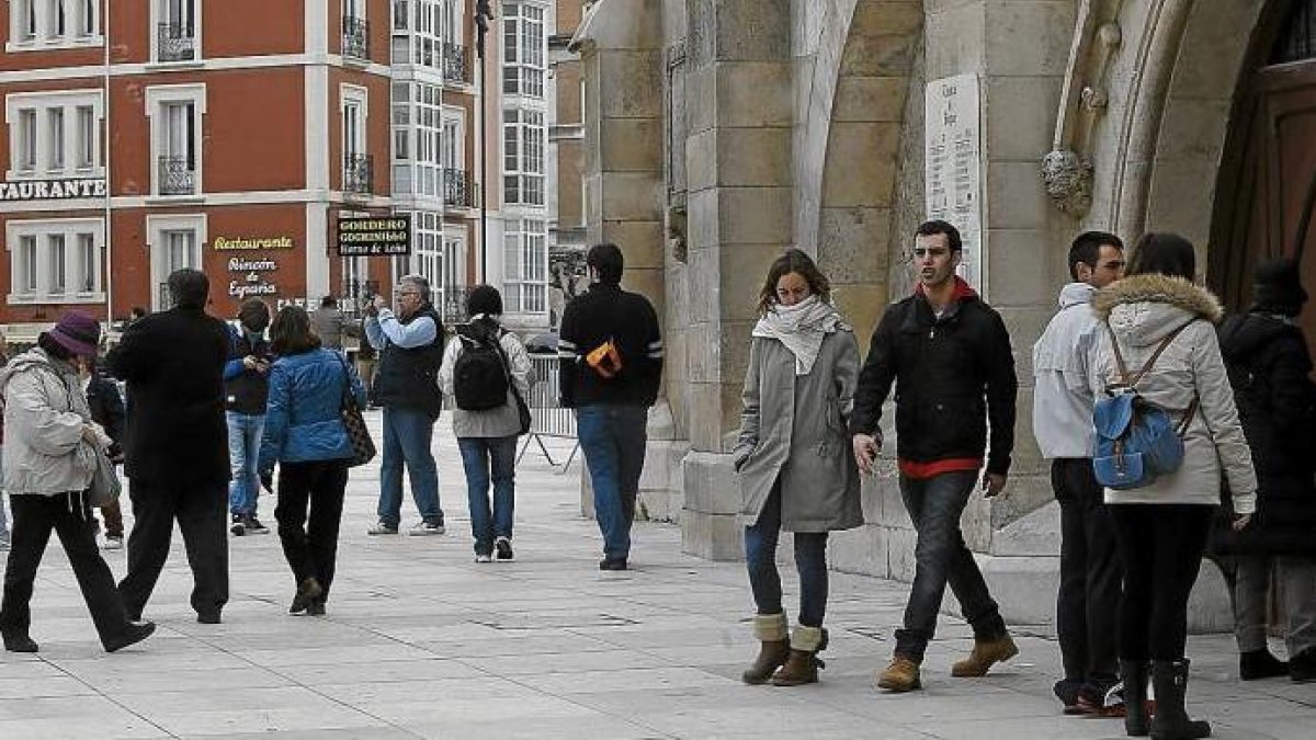 Varias personas en el centro de Burgos.