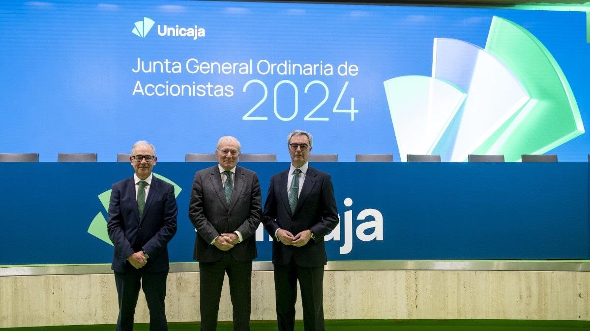El CEO de Unicaja Isidro Rubiales, el ex presidente no ejecutivo Manuel Azuaga, y su sucesor José Sevilla en la Junta General de Accionistas