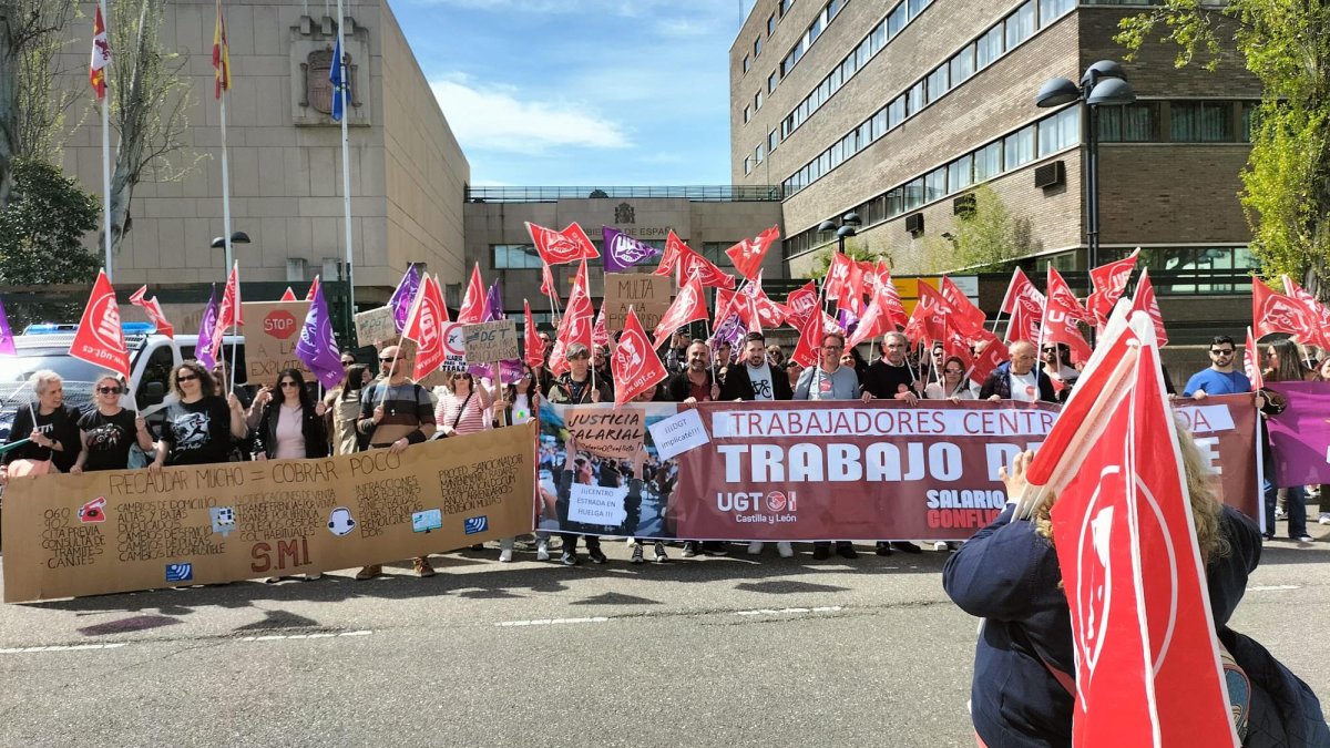 Concentración de los trabajadores del Centro Estrada ante la Delegación del Gobierno de Castilla y León.