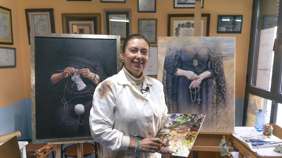 La pintora berciana Ana María Martínez posa junto a algunas de sus obras.