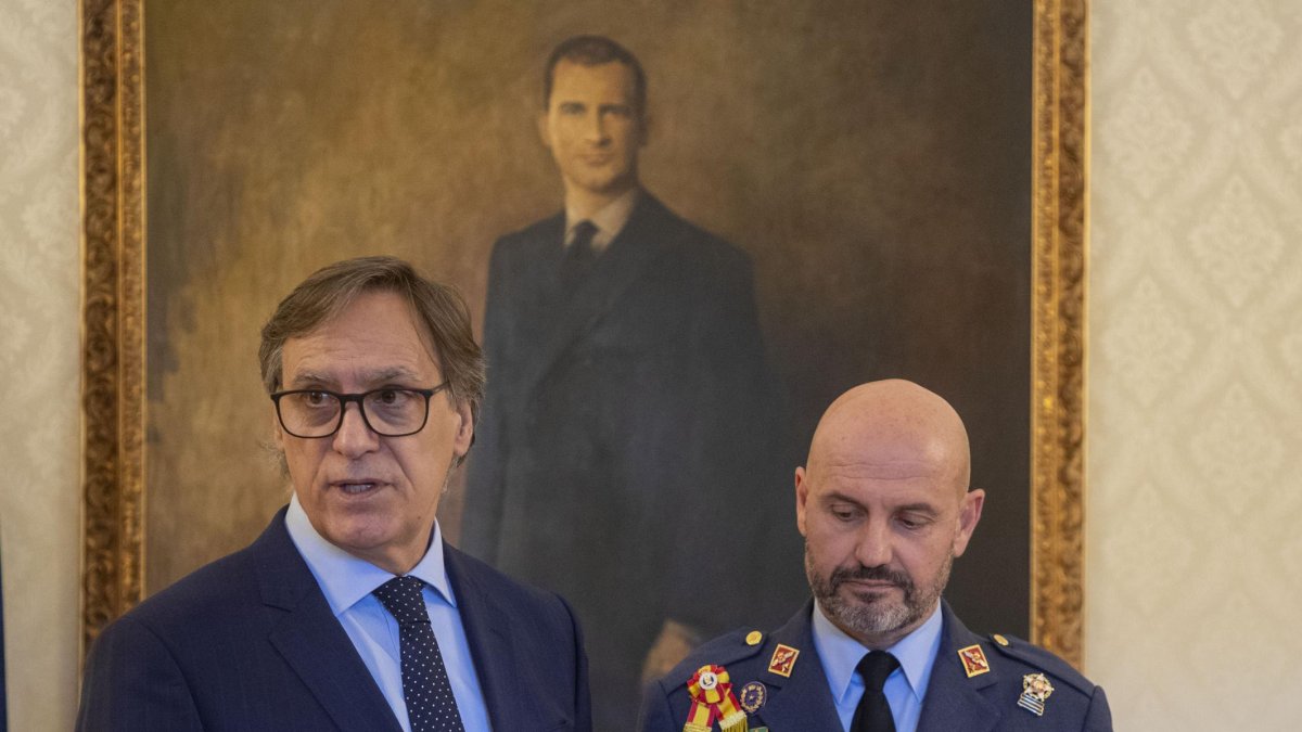 El alcalde de Salamanca, Carlos García Carbayo, entrega la distinción de Huéspedes Distinguidos
