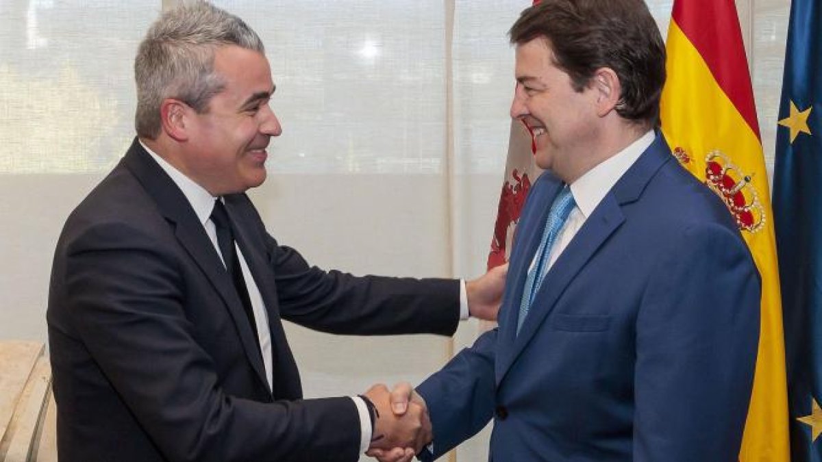 Fernández Mañueco, se reúne con el director de Estrategia de Renault Group, Josep María Recasens