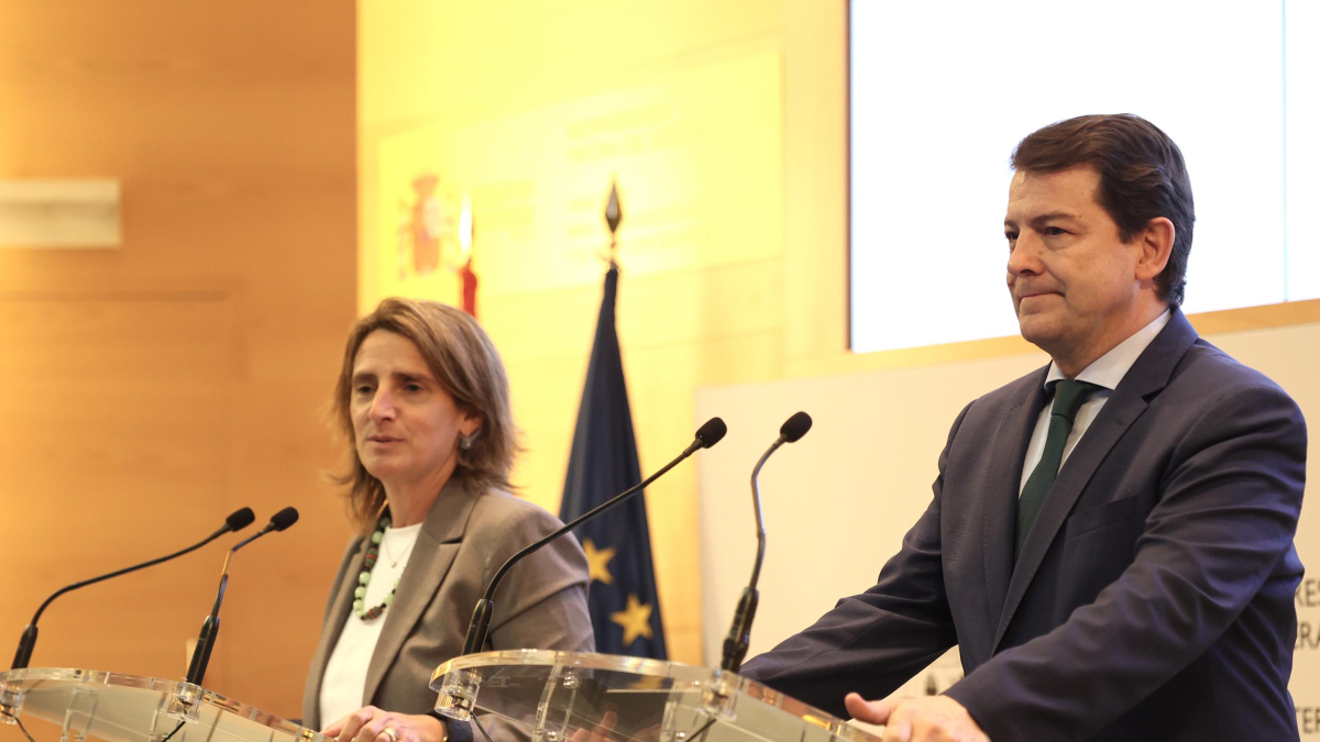 La vicepresidenta tercera del Gobierno, Teresa Ribera, y el presidente de la Junta de Castilla y León, Alfonso Fernández Mañueco.