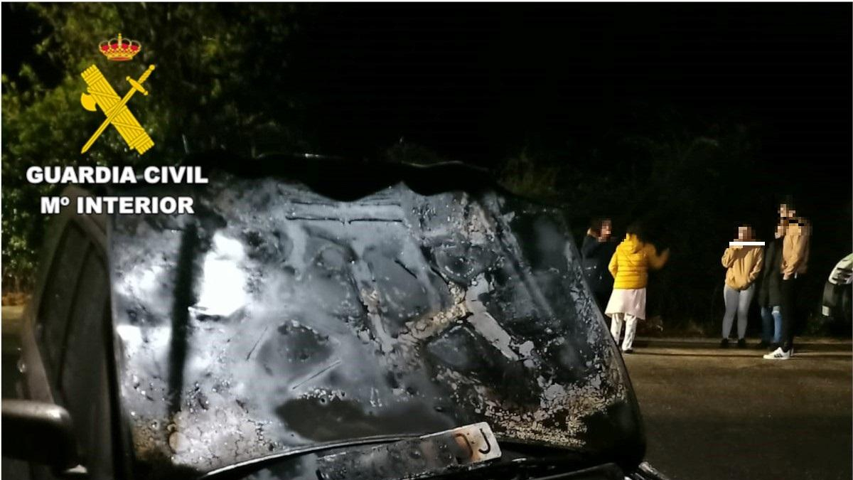 Coche calcinado en Sotillo de la Adrada.