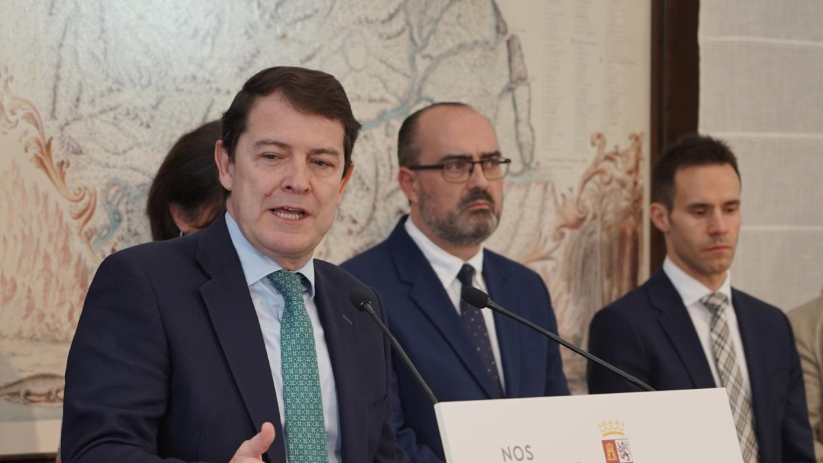 El presidente de la Junta, Alfonso Fernández Mañueco, y el alcalde de Ponferrada, Marco Morala.