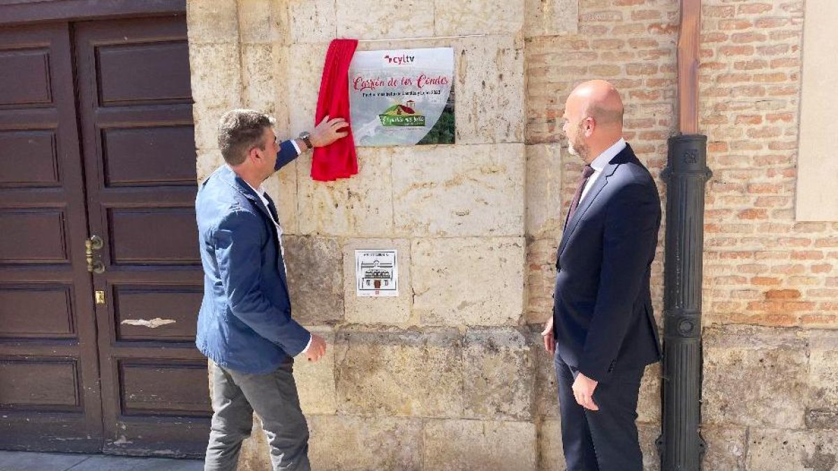 CyLTV descubre en Carrión de los Condes (Palencia) la placa que acredita a la localidad como 'El pueblo más bello de Castilla y León' 2023