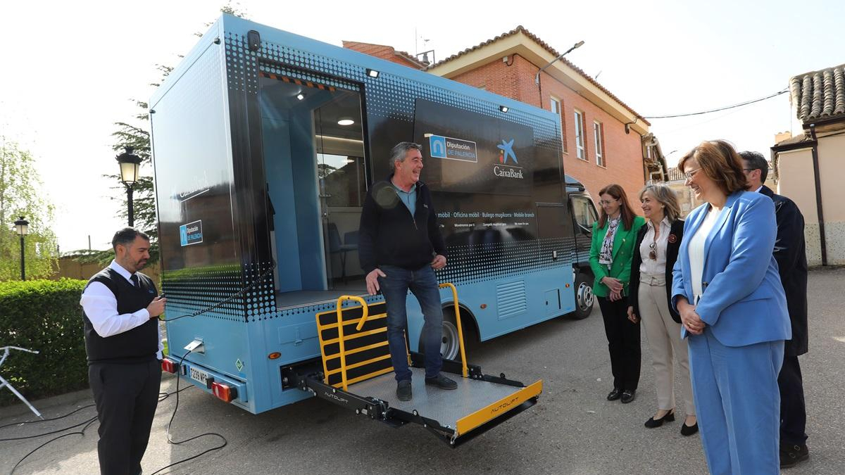 Presentación del servicio de Ofimóvil en el municipio palentino de Villamartín de Campos.