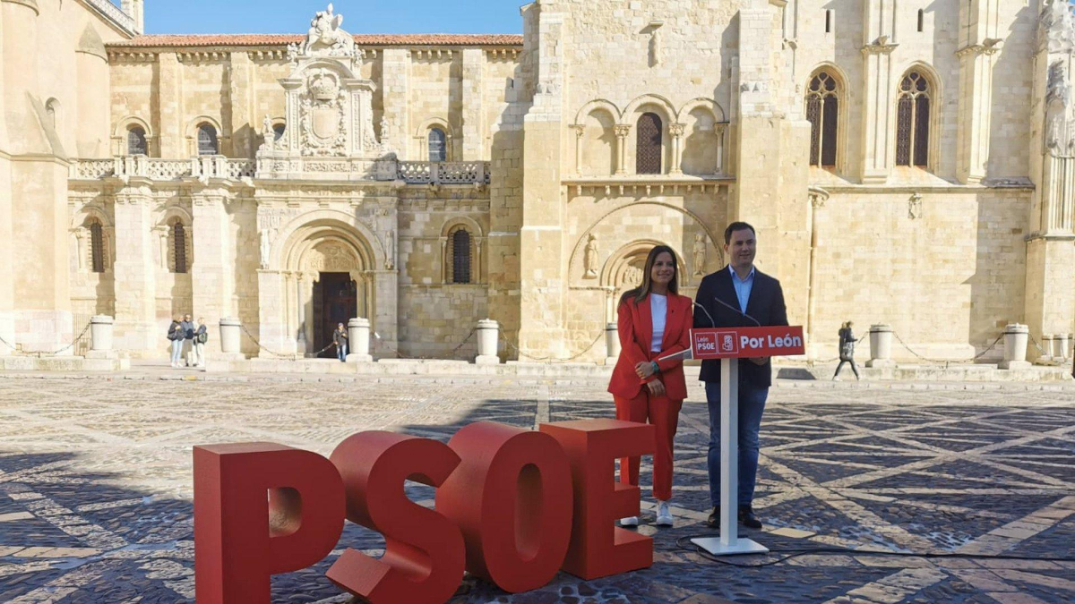 El secretario general del PSOE de León, Javier Alfonso Cendón, y la secretaria de Organización, Nuria Rubio, en su comparecencia ante la Real Basílica de San Isidoro.