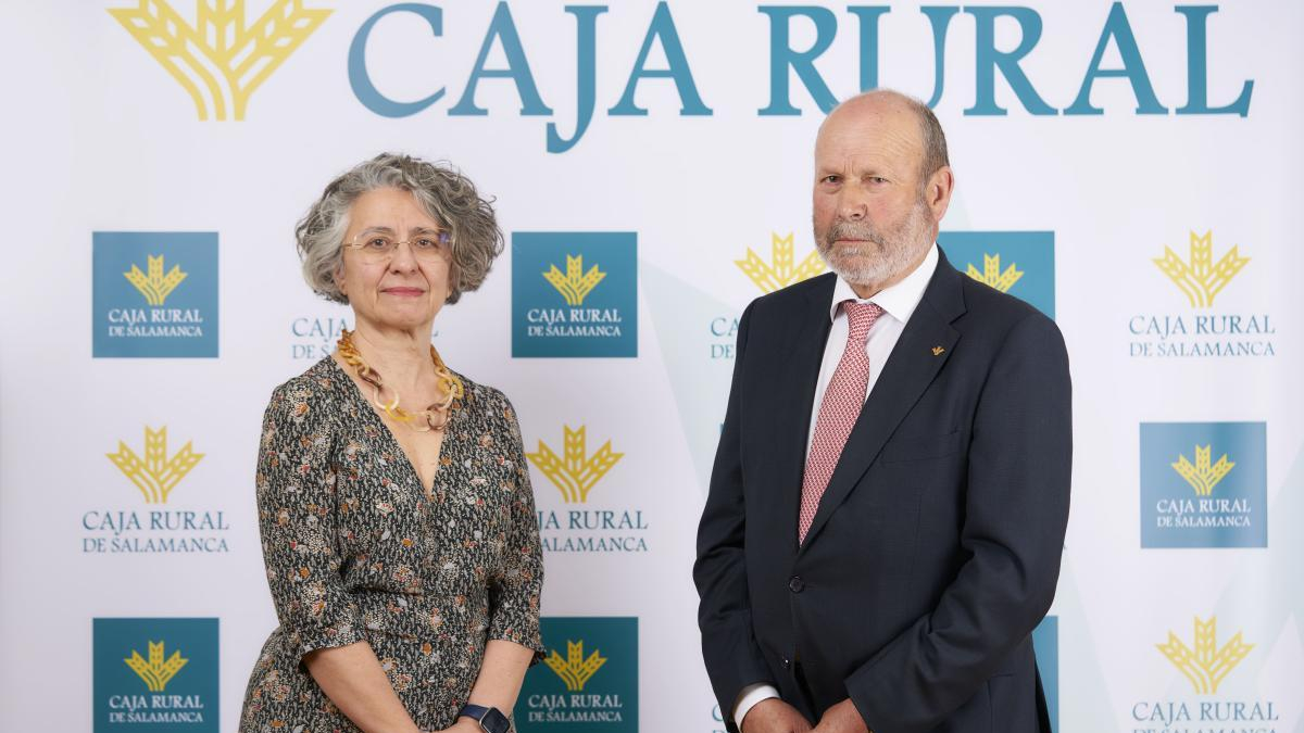 Isabel Martín, directora general de Caja de Salamanca y Ernesto Moronta, presidente del Consejo Rector de la entidad