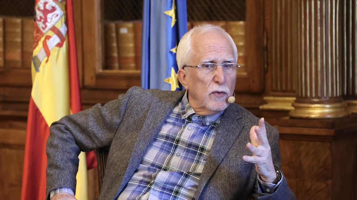 El escritor y Premio Cervantes 2023, Luis Mateo Díez, durante un encuentro con los medios de comunicación en la Biblioteca Nacional de España. Ical