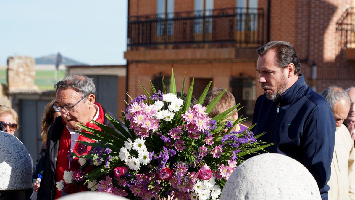 El ministro de Transportes y Movilidad Sostenible, Óscar Puente, participa en la ofrenda floral en Villalar.