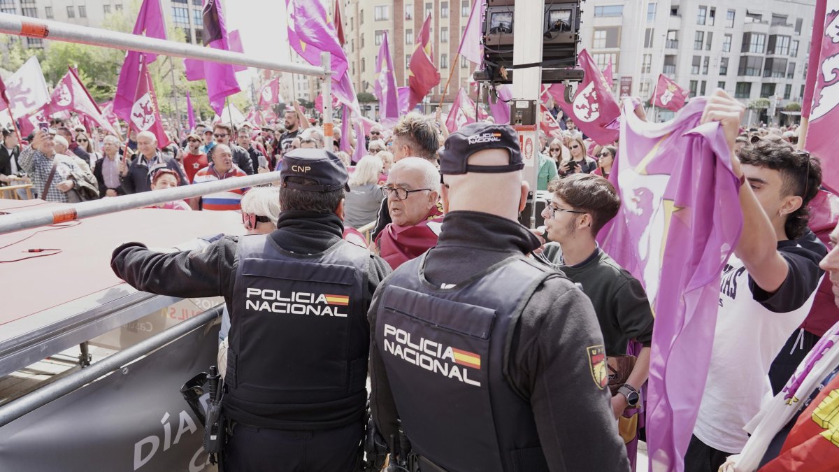 Agentes de la Policía Nacional frente a los manifestantes que irrumpieron en la plaza de San Marcos.