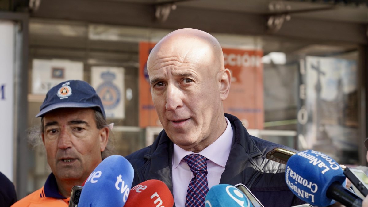 El alcalde de León, José Antonio Diez, asiste a la apertura del punto de información al peregrino que gestiona la Agrupación Municipal de Protección Civil