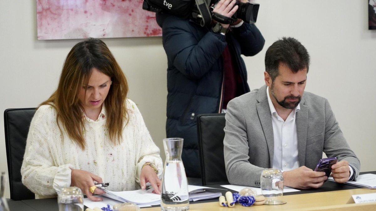 Patricia Gómez y Luis Tudanca antes del inicio de la Junta de Portavoces.