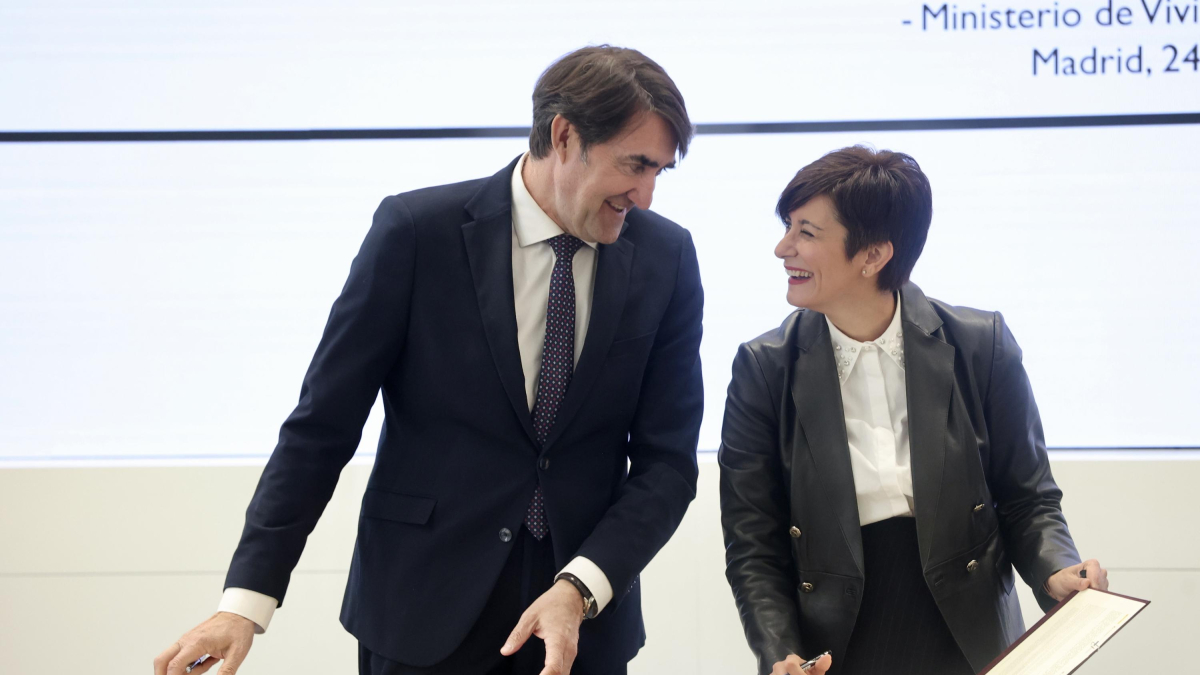 El consejero de Medio Ambiente, Vivienda y Ordenación del Territorio, Juan Carlos Suárez-Quiñones, y la ministra de Vivienda, Isabel Rodríguez
