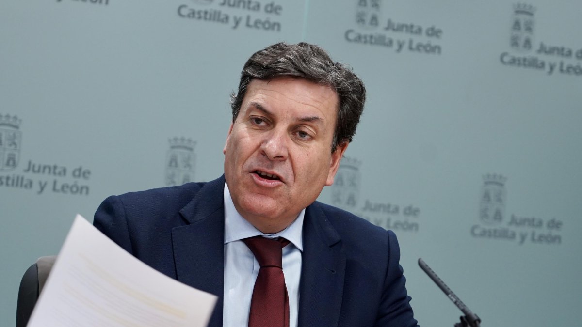 El consejero de Economía y Hacienda y portavoz, Carlos Fernández Carriedo, comparece en rueda de prensa posterior al Consejo de Gobierno.
