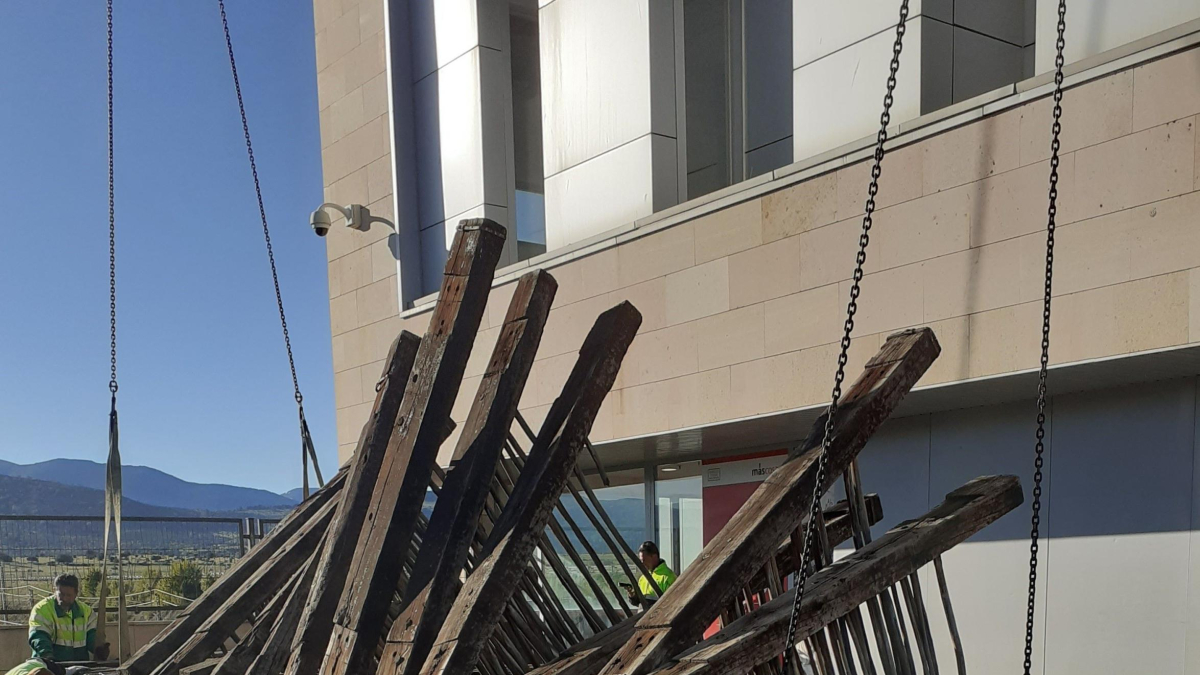 Adif instala la escultura 'Ola a ritmo de Txalaparta' de Ibarrola en la
estación de Ave Segovia-Guiomar