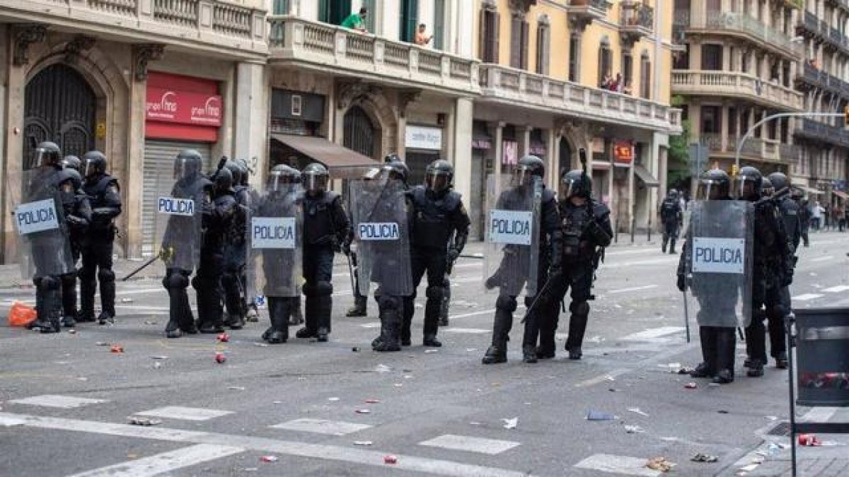 Imagen de archivo de agentes antidisturbios de la Policía Nacional en Cataluña