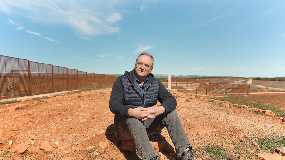 Isaac Moreno Gallo, en los restos de la calzada romana que comunicaba Numancia con Uxama