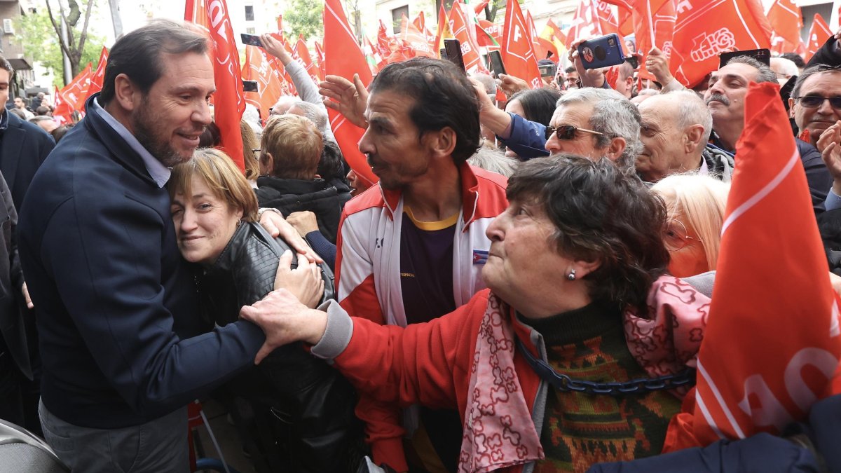 Óscar Puente saluda a simpatizantes tras el Comité Federal del PSOE