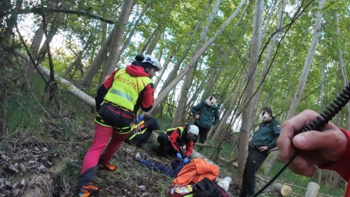 Sanitarios socorriendo al herido en León