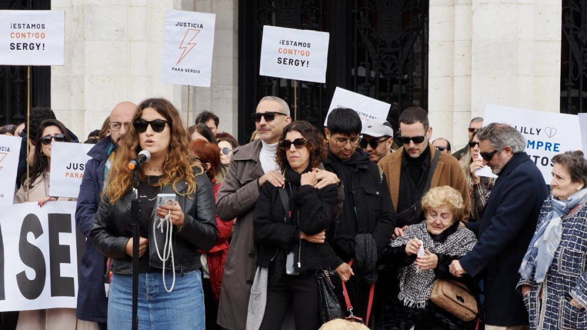 Carla, la hermana de Sergio Delgado, interviene en la concentración para pedir justicia. PHOTOGENIC