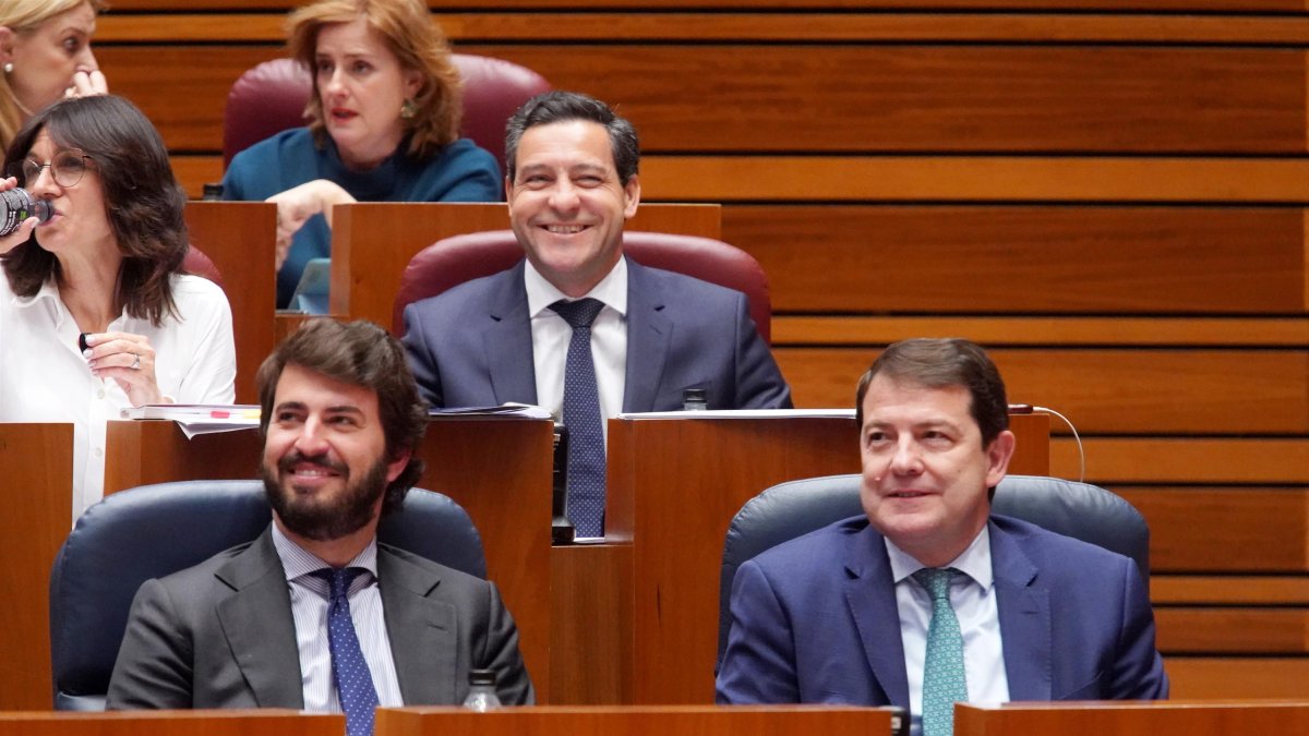 Juan García Gallardo, Raúl de la Hoz y Alfonso Fernández Mañueco, en el pleno de presupuestos de las Cortes
