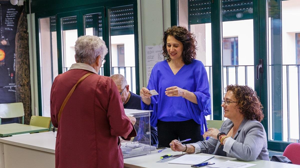 Imagen de archivo de una mujer votando en un colegio electoral