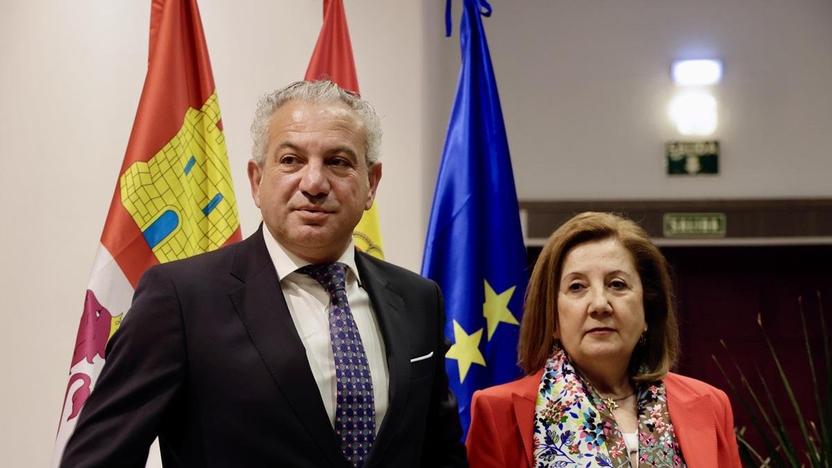 Nicanor Sen y la nueva subdelegada del Gobierno en Salamanca, Rosa María López Alonso.