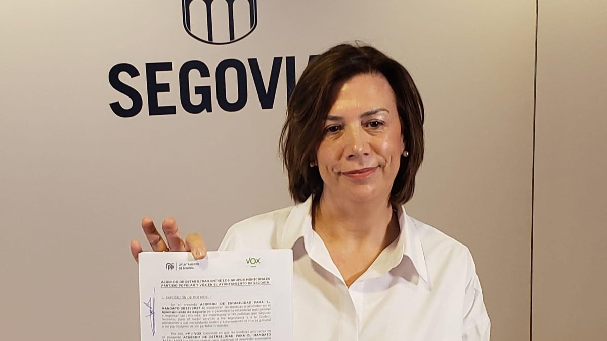 La portavoz municipal de VOX en Segovia, Esther Núñez, muestra el acuerdo firmado por ella y por el alcalde de Segovia, José Mazarías. EUROPA PRESS