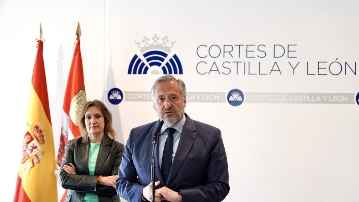 El presidente de las Cortes de Castilla y León, Carlos Pollán, asistee a la final de la VIII edición de la Liga de Debate