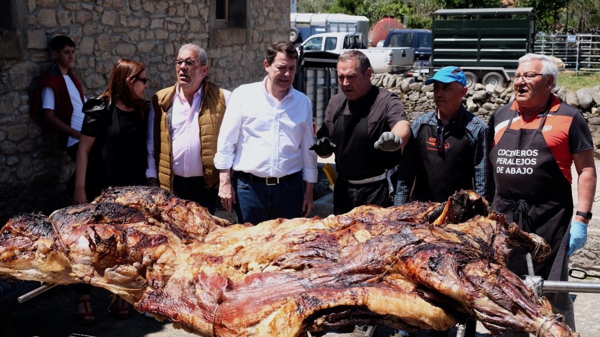 Mañueco, ayer, en la jornada de Promoción del Vacuno de Carne en Peralejos de Abajo, en Salamanca.
