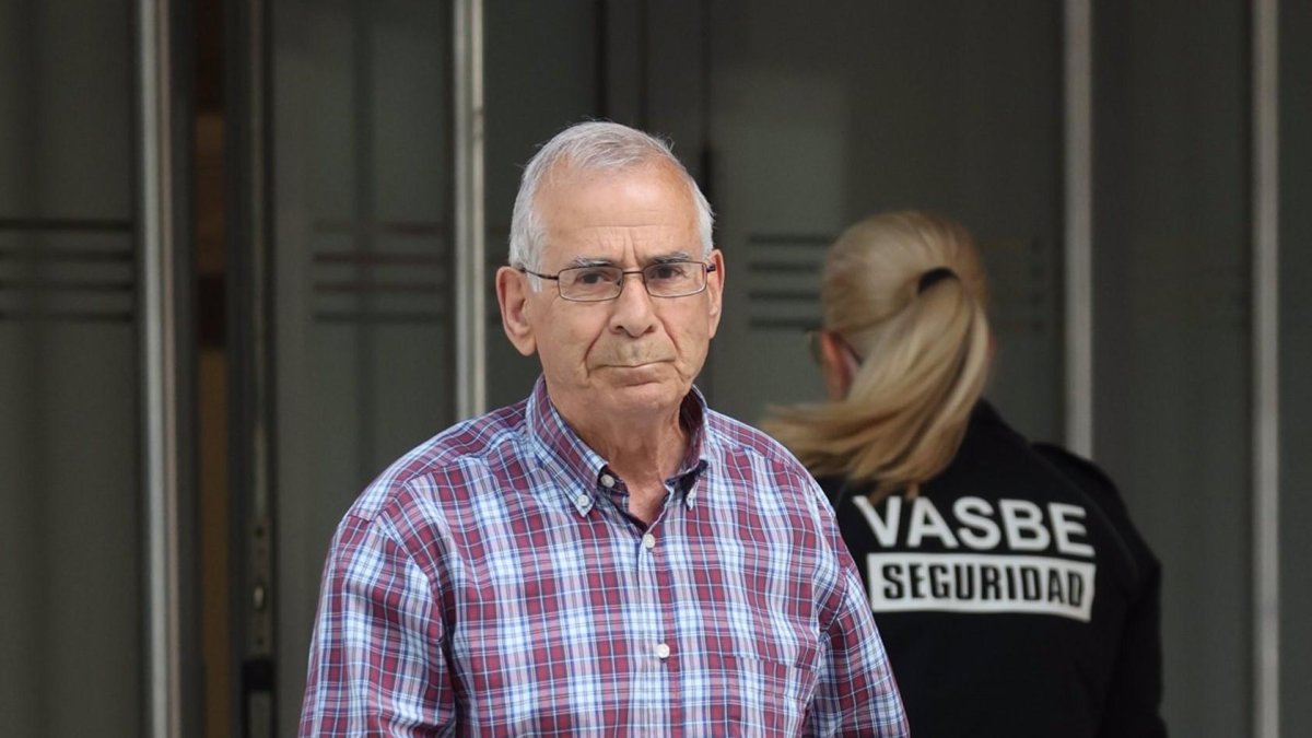 El jubilado burgalés Pompeyo González a su llegada a la Audiencia Nacional, a 13 de mayo de 2024, en Madrid (España)