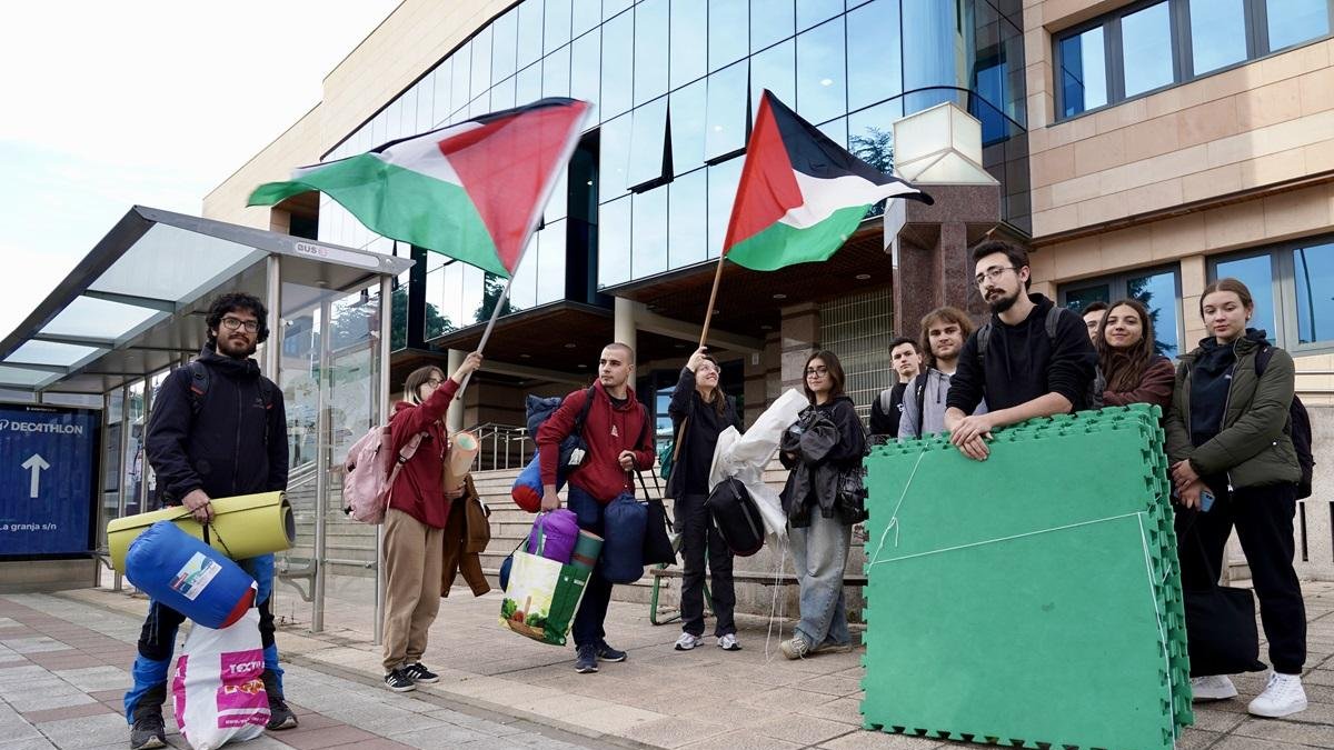 Imagen de los unviersitarios que acamparon en la Biblioteca Universitaria de León