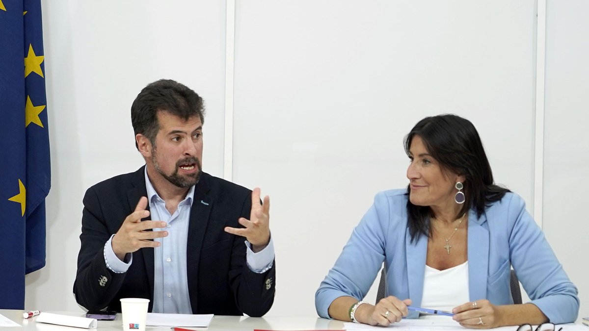 El secretario general del PSOE de Castilla y León, Luis Tudanca, y la secretaria de Organización, Ana Sánchez, durante el plenario de la Comisión Ejecutiva Autonómica (CEA) del PSCyL.