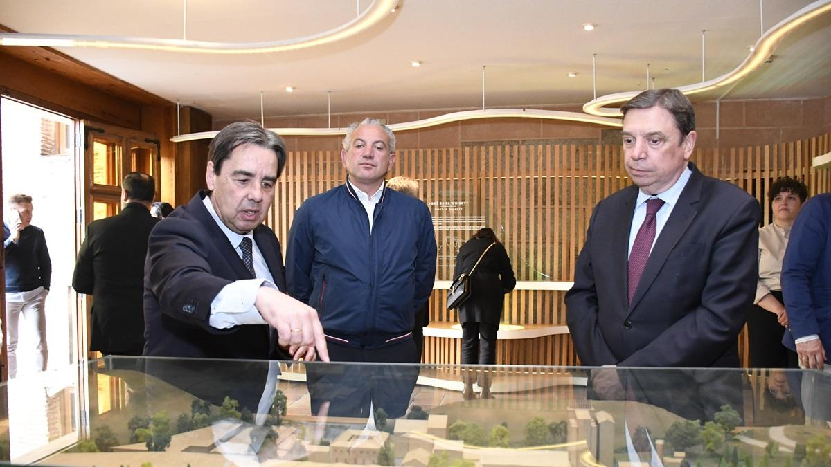 Visita de Planas a la fábrica de DYC por el 65 aniversario de la destilería