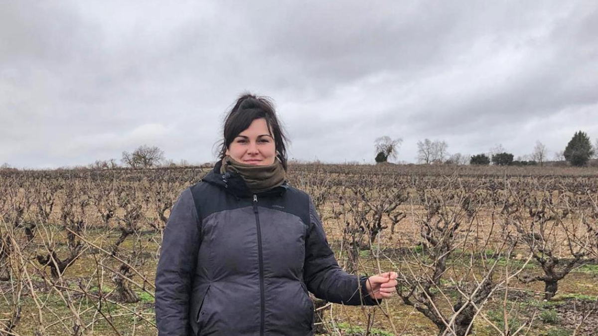 Laura Criado en su viñedo de Villálvaro.