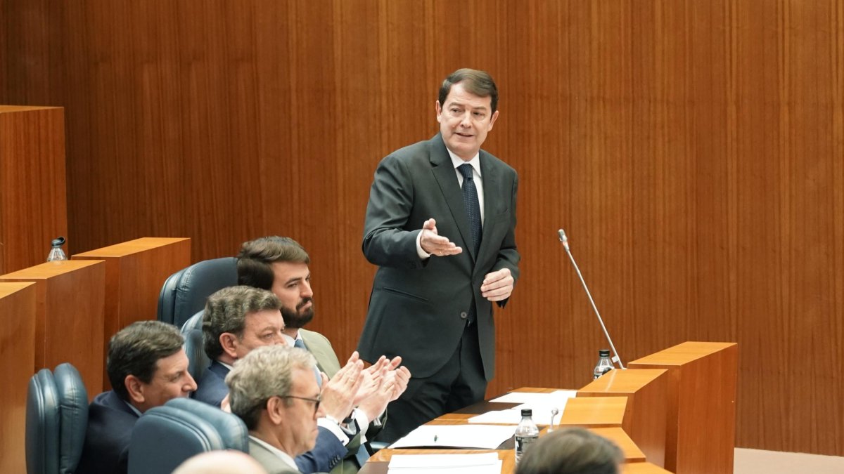 El presidente de la Junta, Alfonso Fernández Mañueco, durante el Pleno de las Cortes de Castilla y León.