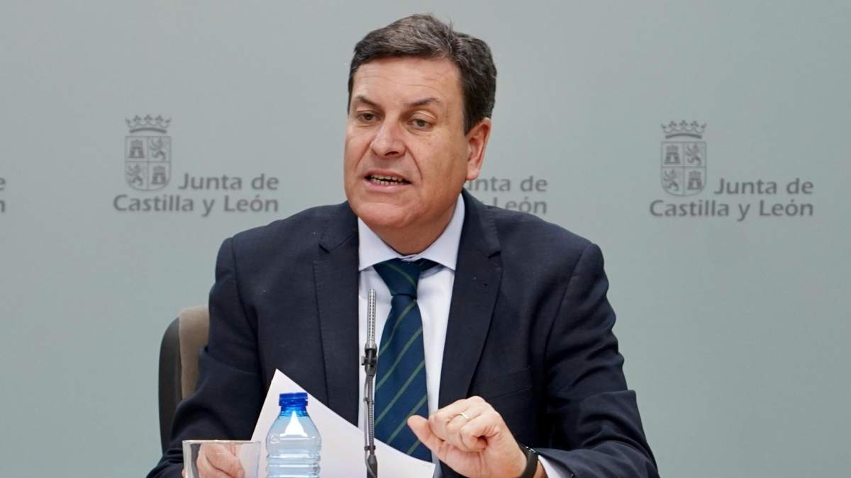 El consejero de Economía y Hacienda y portavoz, Carlos Fernández Carriedo, comparece en rueda de prensa posterior al Consejo de Gobierno