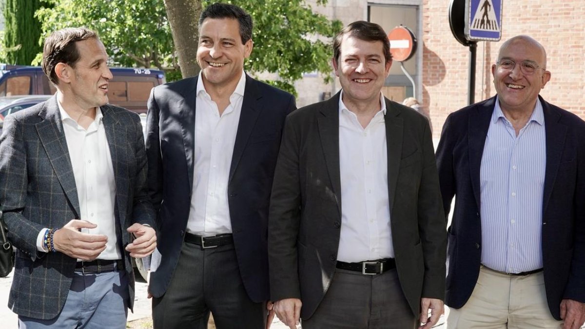 El presidente de la Diputación, Conrado Íscar, el candidato del PPCyL, Raúl de la Hoz, el presidente de la Junta, Alfonso Fernández Mañueco y el alcalde de Valladolid, Jesús Julio Carnero.