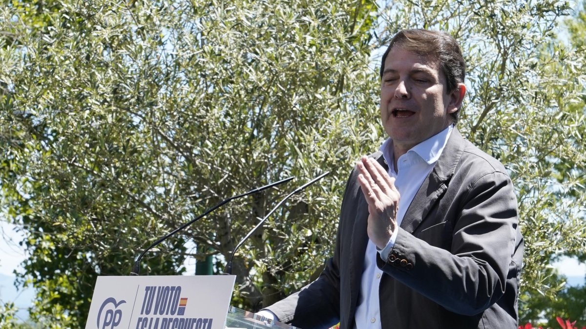 El presidente del PP de Castilla y León, Alfonso Fernández Mañueco, mantiene un encuentro con alcaldes y afiliados del PP de El Bierzo