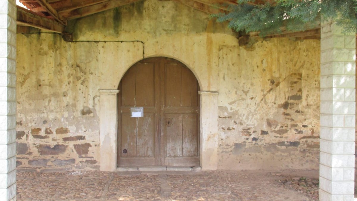 Imagen de la puerta forzada de la iglesia de Genestacio de la Vega en León