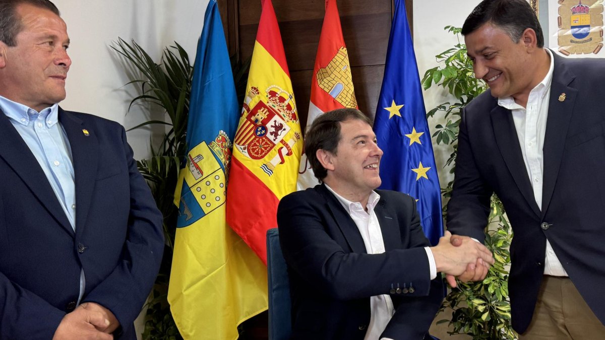 El presidente de la Junta de Castilla y León, Alfonso Fernández Mañueco, visita Burgohondo con motivo de la romería en honor de María Auxiliadora