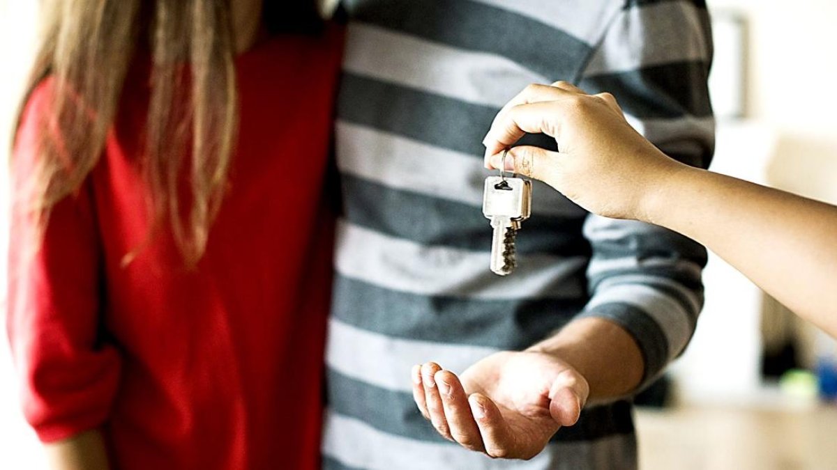 Una pareja joven recoge las llaves de su vivienda en una imagen de archivo