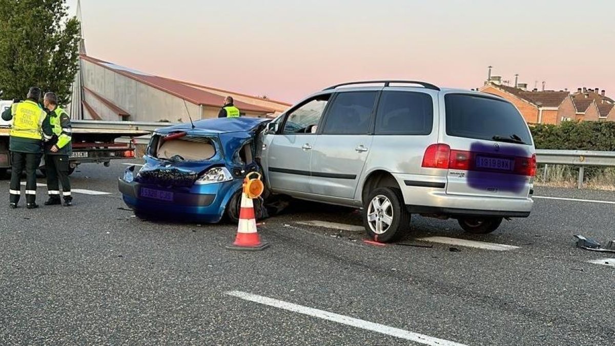 Estado en el que quedaban los dos vehículos tras la colisión en la A-67