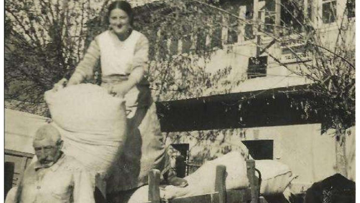 El panadero Celestino con su hija Joséfa descargando trigo para la panadería